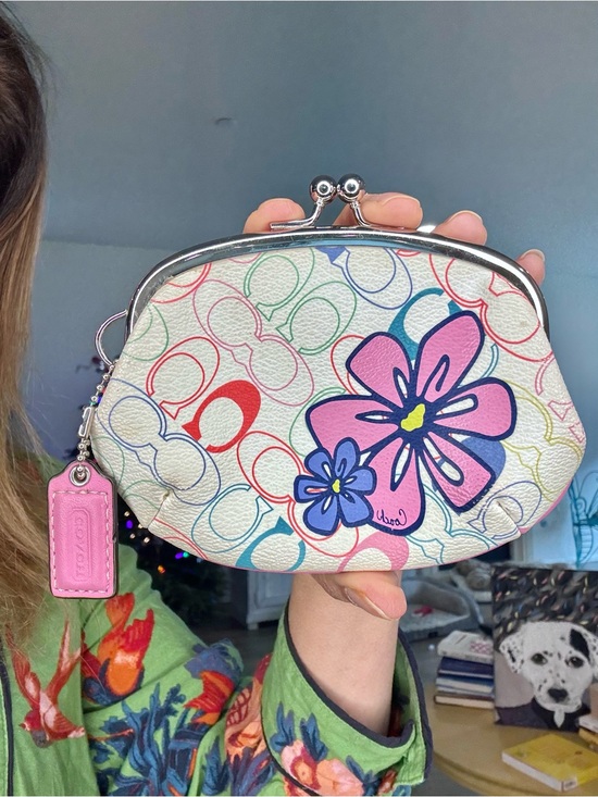 Coach Handbags - Coach Heritage Chelsea flower graffiti Kisslock